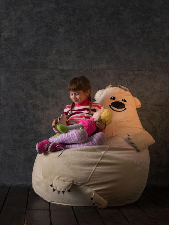 petite fille assise sur un pouf  géant / visiondeco